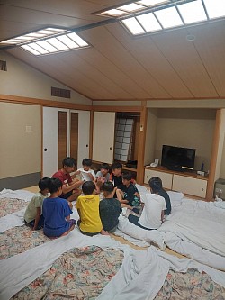 7/25 ゆーたコーチも混ざって大富豪。まだまだ駆け引きが足りないですね。